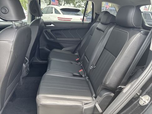 Certified 2022 Volkswagen Tiguan SE w/ Panoramic Sunroof Package FWD image 19
