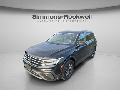 Used 2024 Volkswagen Tiguan SE w/ Panoramic Sunroof Package