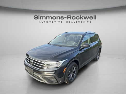 Used 2024 Volkswagen Tiguan SE w/ Panoramic Sunroof Package AWD/4WD image 1