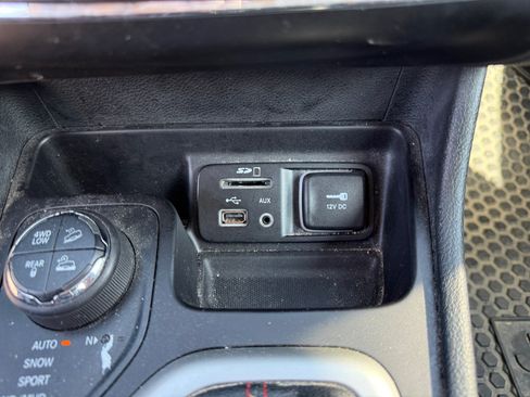 Used 2015 Jeep Cherokee Trailhawk w/ Comfort/Convenience Group AWD/4WD image 29