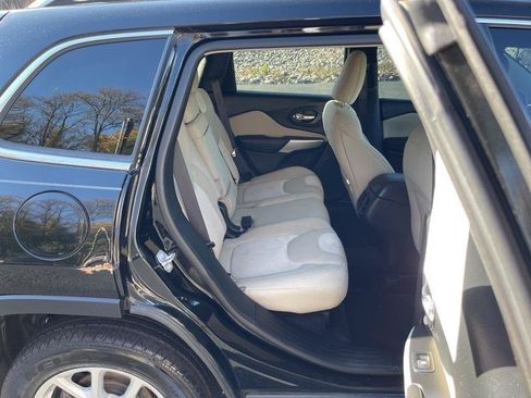 Used 2018 Jeep Cherokee Latitude FWD image 13