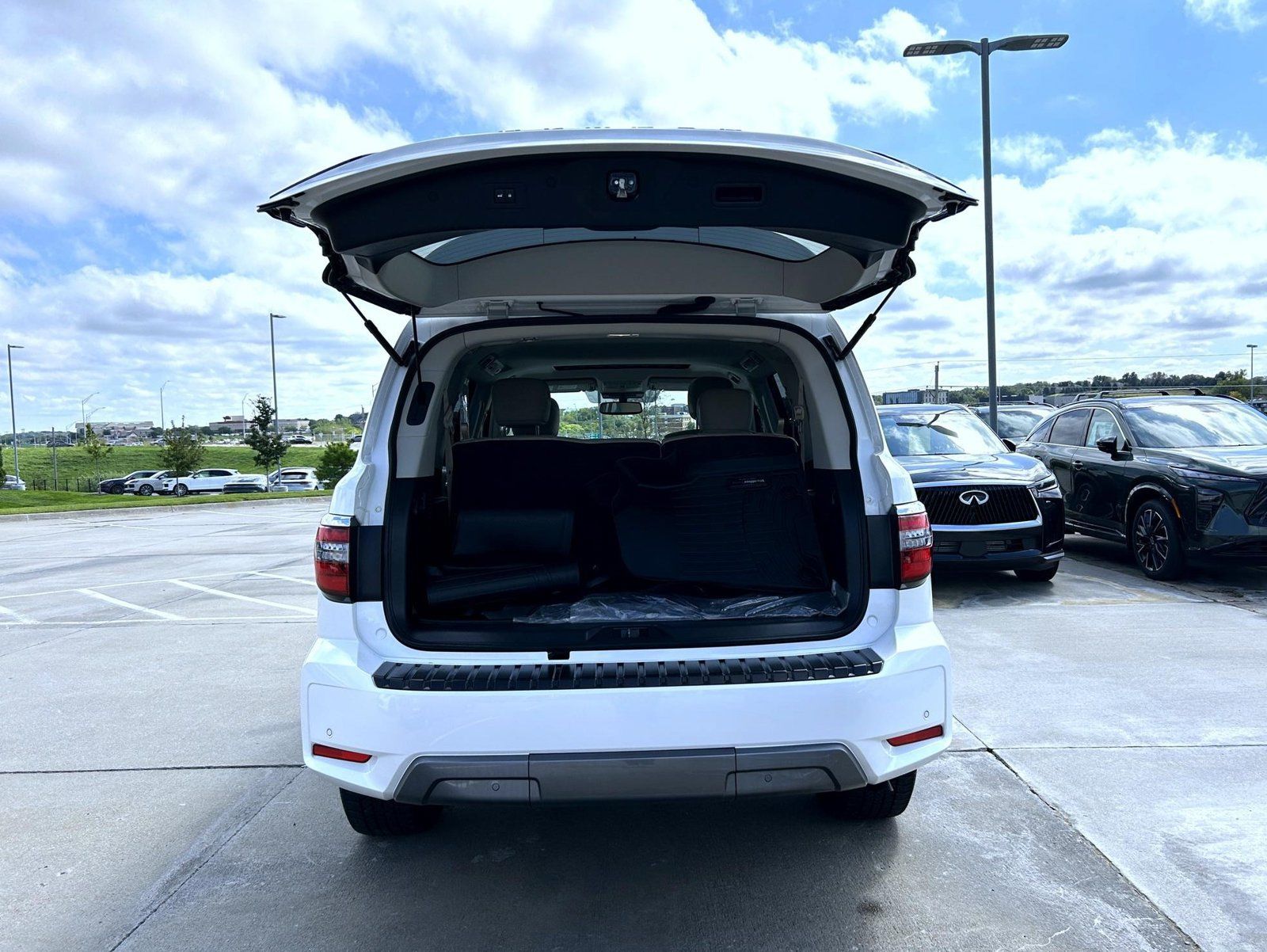 Used 2024 Nissan Armada SL w/ Captain's Chairs Package AWD/4WD image 23