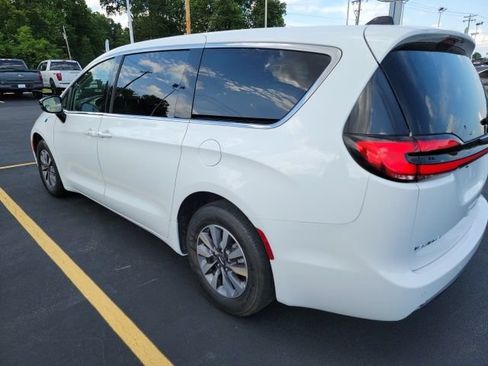 Used 2024 Chrysler Pacifica Limited FWD image 3