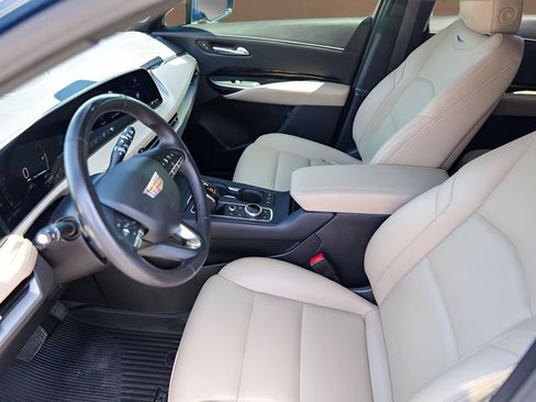 Used 2024 Cadillac XT4 Luxury w/ LPO, Floor Liner Package FWD image 9