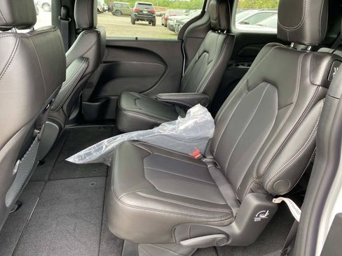 New 2027 Chrysler Pacifica Select FWD image 7