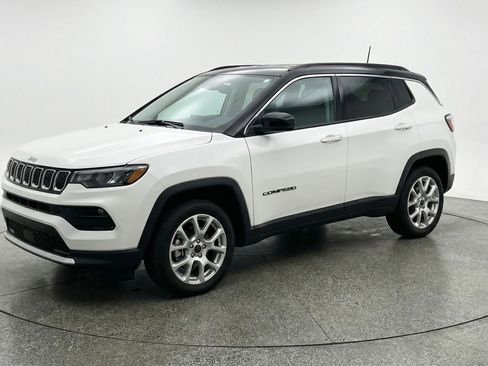 Used 2025 Jeep Compass Limited image 3