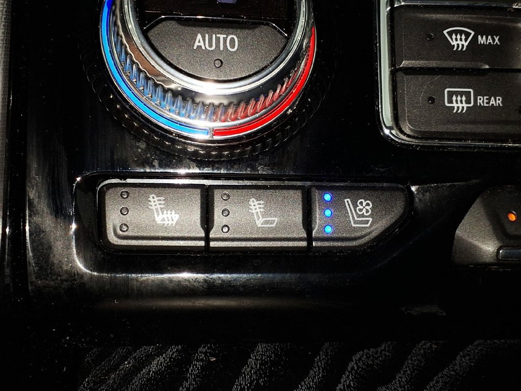 Used 2022 GMC Yukon Denali AWD/4WD image 15