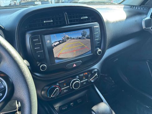Used 2025 Kia Soul LX w/ LX Technology Package FWD image 20