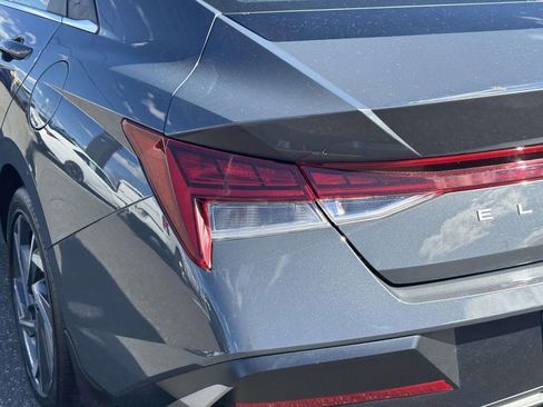 Used 2025 Hyundai Elantra SEL image 11