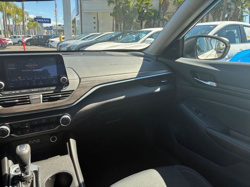 Used 2025 Nissan Altima 2.5 SV image 35