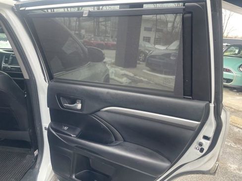 Used 2018 Toyota Highlander SE image 19