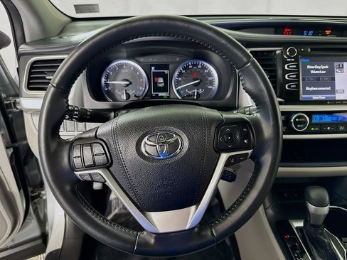 Used 2019 Toyota Highlander XLE AWD/4WD image 23