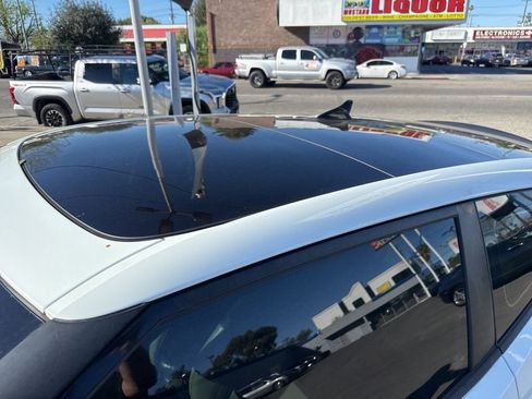 Used 2013 Hyundai Veloster w/ Style Pkg image 5