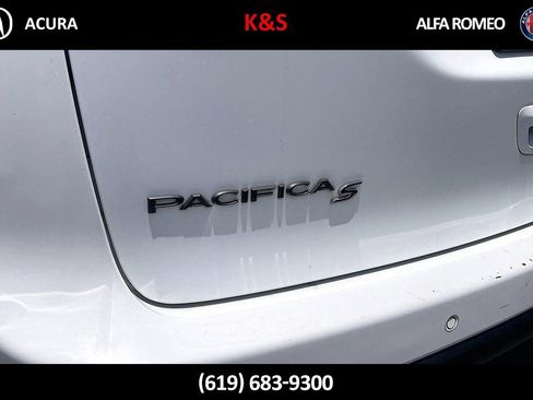 Used 2022 Chrysler Pacifica Limited w/ Uconnect Theater Family Group FWD image 7