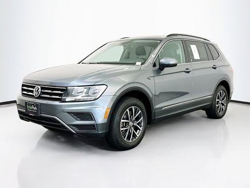 Used 2020 Volkswagen Tiguan SE w/ Panoramic Sunroof Package image 3