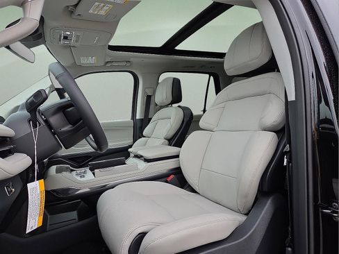 New 2025 Lincoln Navigator Reserve image 16
