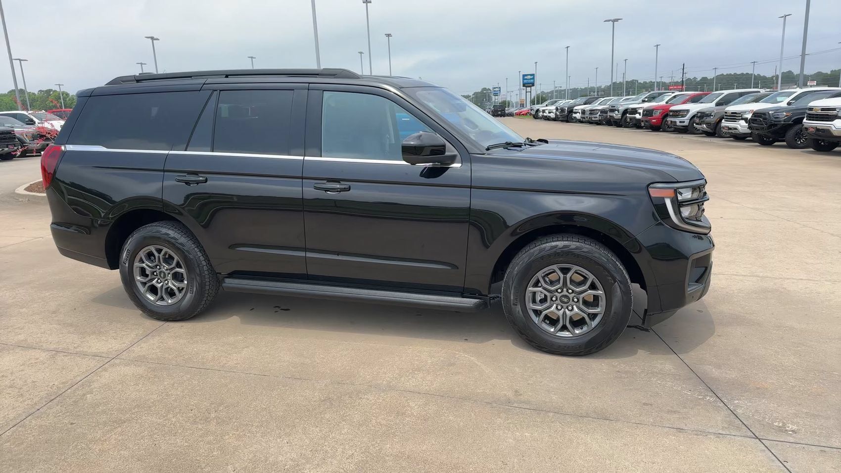 Used 2025 Ford Expedition Active AWD/4WD image 2