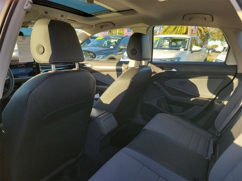 Used 2025 Volkswagen Jetta SE w/ Sunroof Package image 7