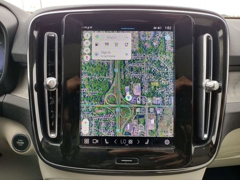 Used 2023 Volvo XC40 B4 Ultimate image 27