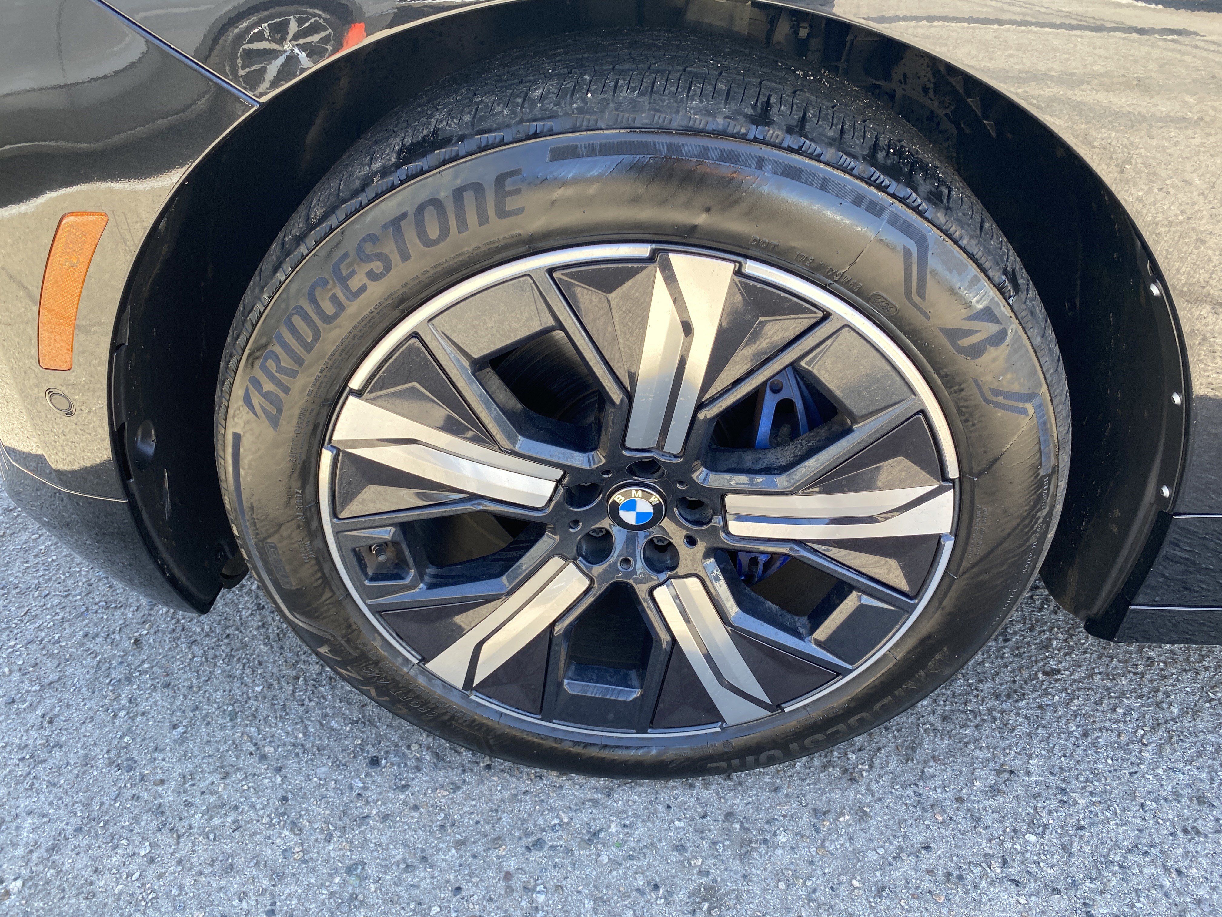 Used 2023 BMW iX xDrive50 w/ Premium Package AWD/4WD image 14