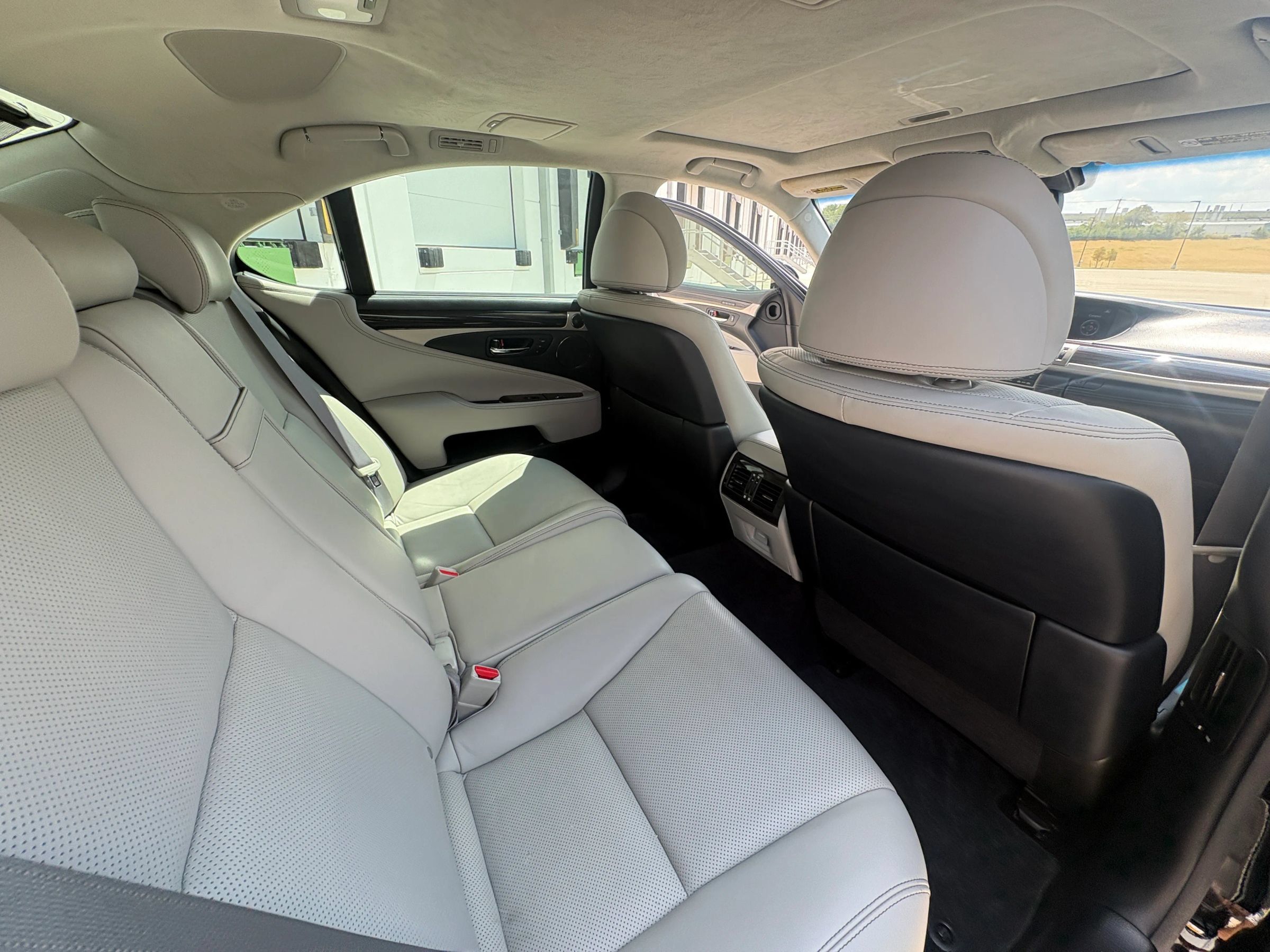 Used 2015 Lexus LS 460 w/ Ultra Luxury Package RWD image 16