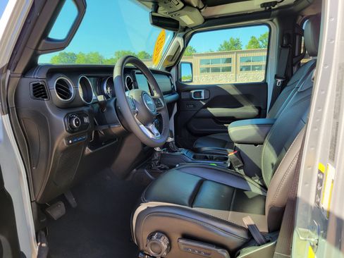 Used 2023 Jeep Wrangler Unlimited Sahara w/ Cold Weather Group AWD/4WD image 7