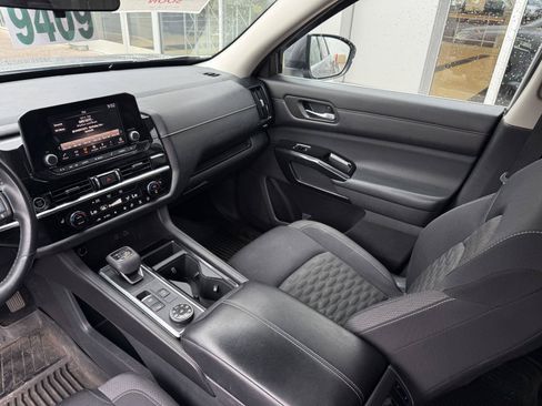 Used 2022 Nissan Pathfinder SV AWD/4WD image 14