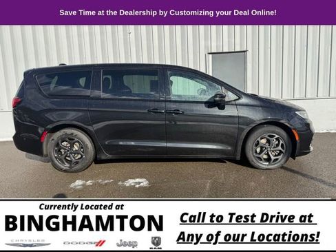 Used 2023 Chrysler Pacifica Touring-L w/ S Appearance Package image 5