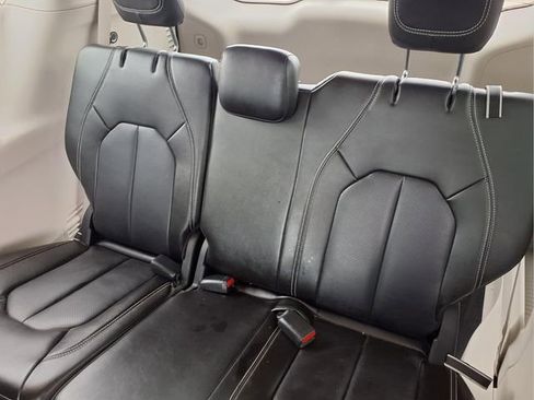 Used 2023 Chrysler Pacifica Touring-L FWD image 24
