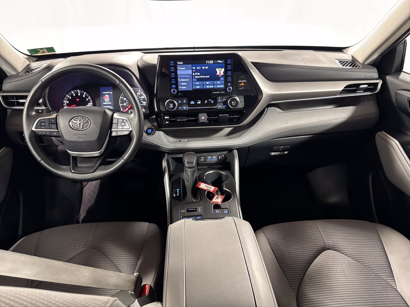 Used 2022 Toyota Highlander LE AWD/4WD image 4
