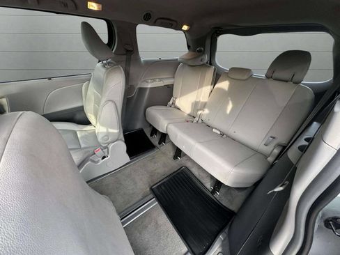 Used 2019 Toyota Sienna AWD image 24