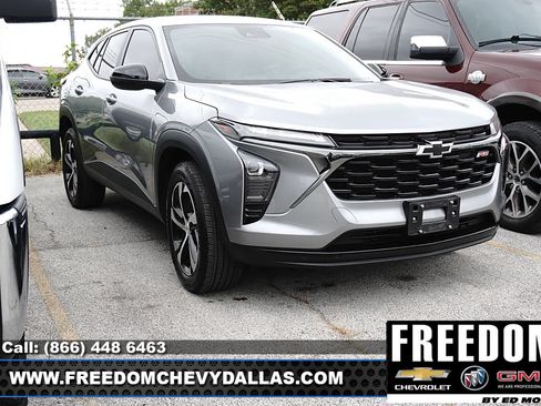Used 2025 Chevrolet Trax RS w/ Driver Confidence Package FWD image 1