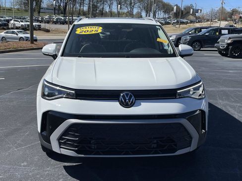 Certified 2025 Volkswagen Taos SE w/ Panoramic Sunroof Package FWD image 2