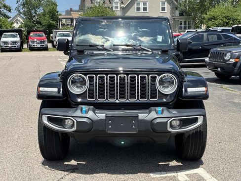Used 2024 Jeep Wrangler Unlimited Sahara w/ Technology Group AWD/4WD image 2