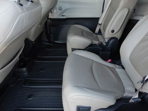 Used 2021 Toyota Sienna Limited image 29