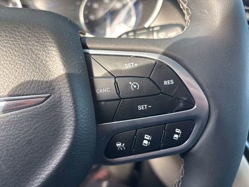 Used 2024 Chrysler Pacifica Touring-L image 18