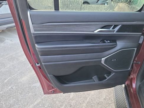 Used 2023 Jeep Wagoneer L Series III w/ Preferred Equipment Group image 32