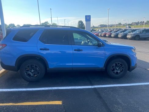 Used 2025 Honda Pilot TrailSport image 7
