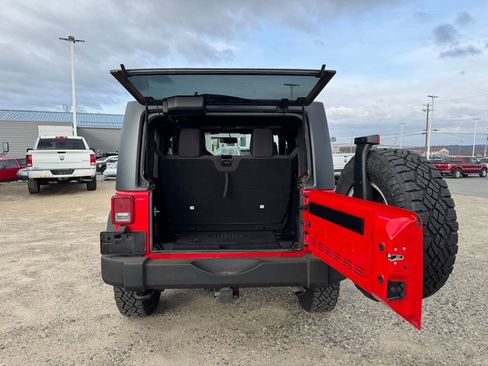 Used 2015 Jeep Wrangler Rubicon w/ Power Convenience Group image 9