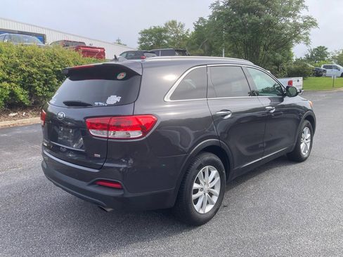 Used 2017 Kia Sorento LX image 5