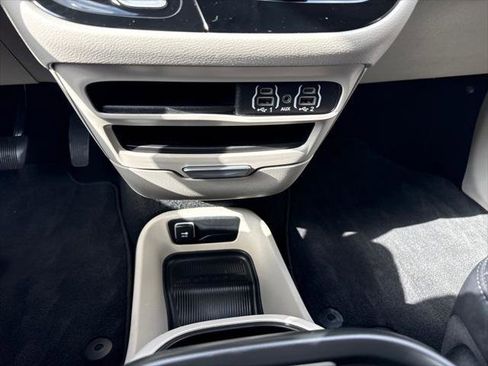 Used 2024 Chrysler Pacifica Touring-L FWD image 21