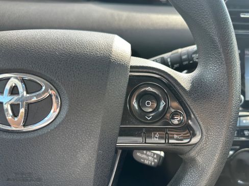 Used 2020 Toyota Prius LE image 19