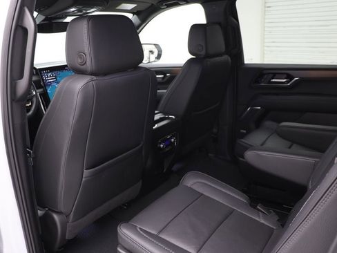 Used 2025 GMC Yukon XL Denali image 11