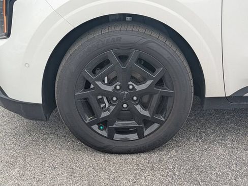 Certified 2025 Kia Carnival SX FWD image 10