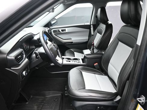 Certified 2023 Ford Explorer XLT w/ Equipment Group 202A AWD/4WD image 3