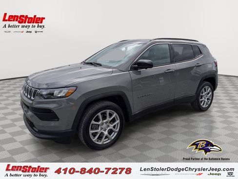 Used 2024 Jeep Compass Latitude AWD/4WD image 1