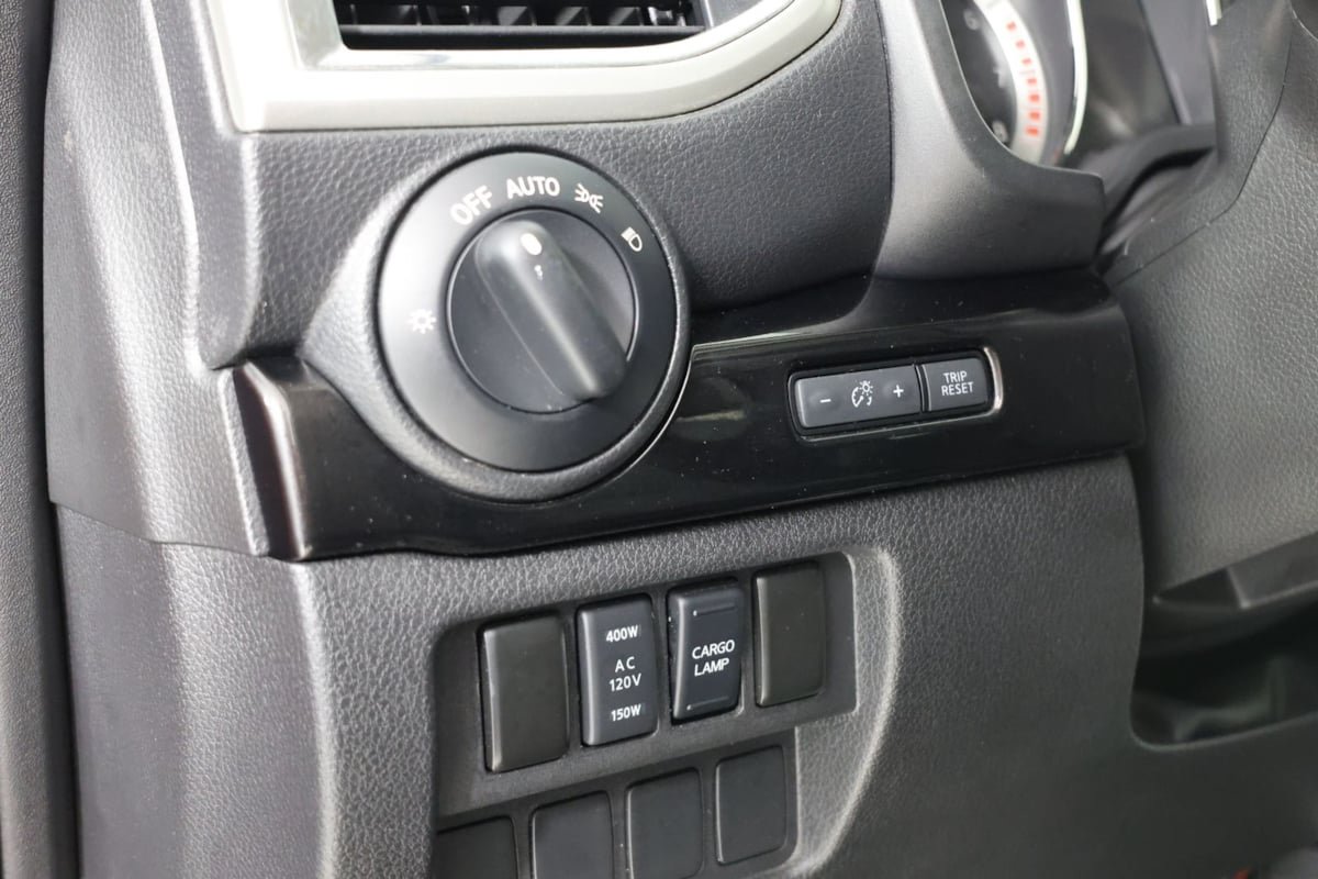 Used 2019 Nissan Titan SV w/ SV Convenience Package AWD/4WD image 25