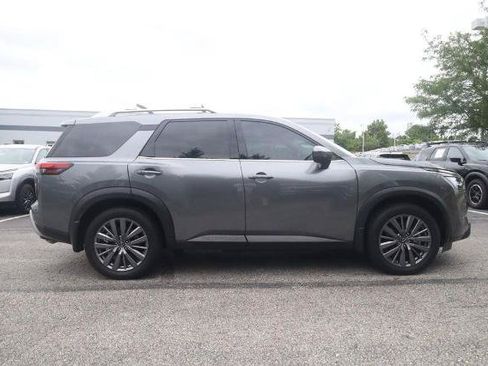 Certified 2025 Nissan Pathfinder SL w/ SL Premium Package FWD image 4