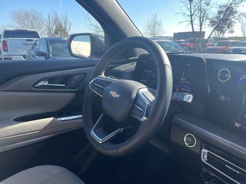 Used 2025 Chevrolet Traverse LT image 30