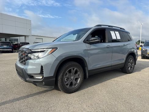 Used 2024 Honda Passport TrailSport image 2